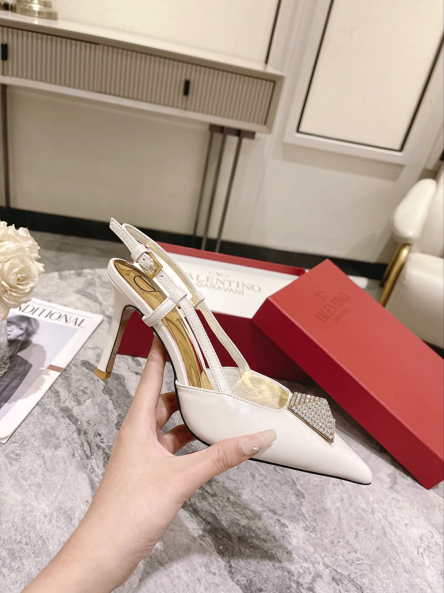 👟👟Ex-factory price 400👟👟 Genuine leather sole +40 Top version 𝑉𝐴𝐿𝐸𝑁𝑇𝐼𝑁𝑂 Valentino new autumn and winter women's back hollow sandals. The unique [pyramid] large rivet hardware [hand-made diamonds] brings out a full sense of high-end, and the new season will live up to expectations! Worth buying ★Imported sheepskin is absolutely high-grade ❥Original method, absolutely sensual ❥Elegant style, creating a different feeling, simple and elegant style!  Code number: 35-41 (34-42 customized) Fabric: Imported sheepskin Lining: Lined sheepskin Heel height: 8cm Leather outsole Rubber outsole